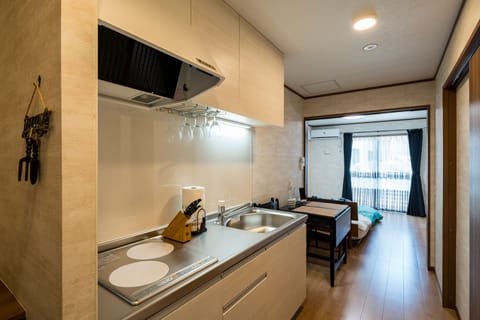 Queen Room | Private kitchenette | Fridge, microwave, stovetop, electric kettle