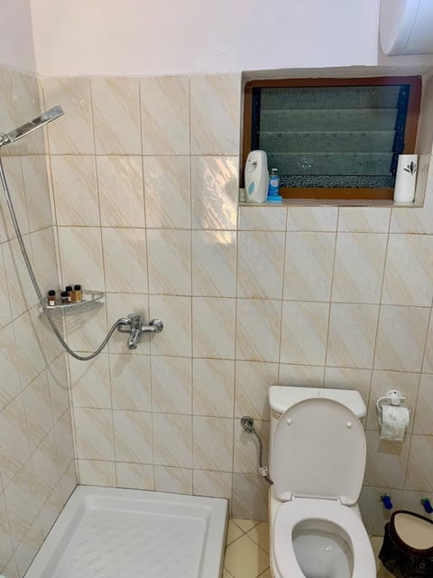 Apartment, 1 Bedroom, Sea View | Bathroom | Shower, towels