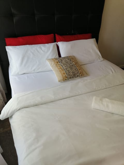 Standard Room, Shared Bathroom | Iron/ironing board, free WiFi, bed sheets