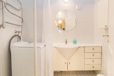 Design Apartment, City View | Bathroom | Shower, hair dryer, towels, shampoo