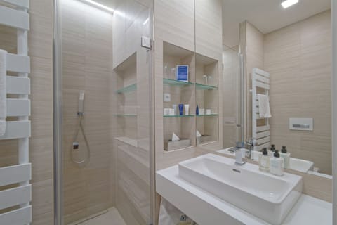 Deluxe Double or Twin Room | Bathroom shower