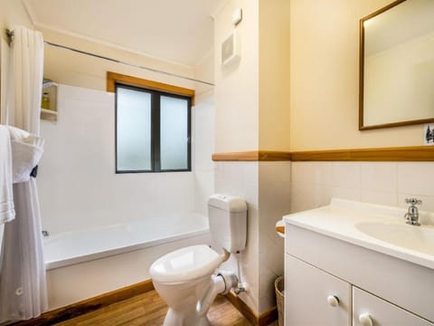 Superior Studio, Lake View | Bathroom | Free toiletries, hair dryer, heated floors, towels