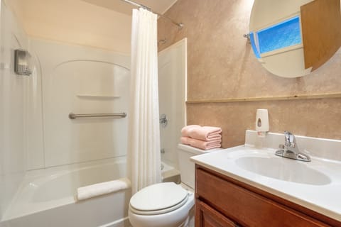 Combined shower/tub, towels