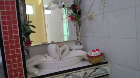 Family Triple Room, 1 Bedroom, Balcony, Garden View (Orquidea) | Bathroom sink