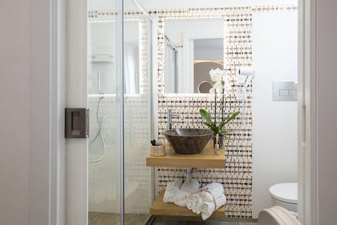 Double Room (Sabbia) | Bathroom | Shower, bidet, towels