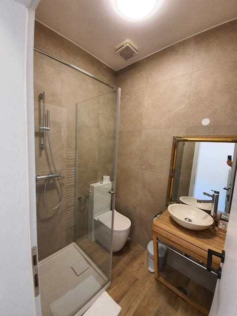 Family Studio Suite | Bathroom | Towels