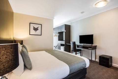 Standard Room, 1 King Bed | Premium bedding, pillowtop beds, minibar, desk