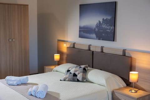 Standard Double Room, Balcony | Premium bedding, pillowtop beds, minibar, desk