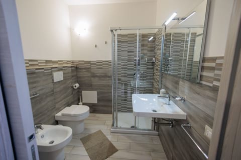 Comfort Triple Room, Balcony | Bathroom | Shower, free toiletries, hair dryer, bidet