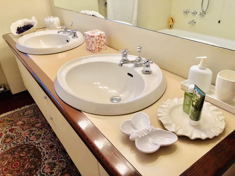 Junior Room, Garden View | Bathroom | Eco-friendly toiletries, hair dryer, bidet, towels