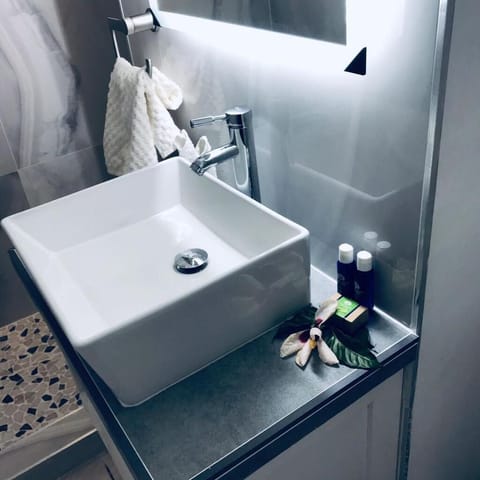 Comfort Apartment | Bathroom | Shower, free toiletries, towels