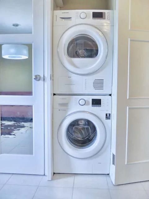 Deluxe studio suite | Laundry
