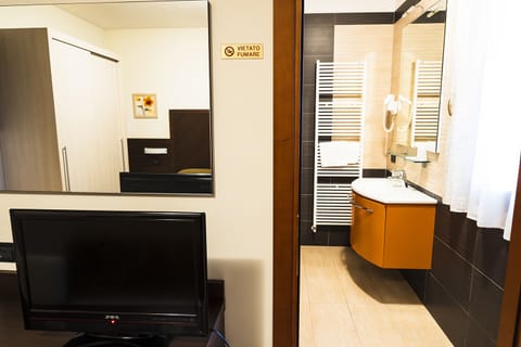 Double Room | Bathroom | Shower, bidet, towels