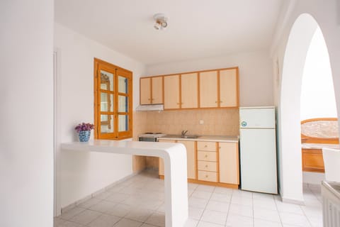 Deluxe Apartment, Sea View | Private kitchenette | Fridge, coffee/tea maker, electric kettle, cookware/dishes/utensils