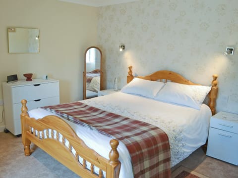 Charming double bedroom | Harland Cottage, Castletown, near Thurso
