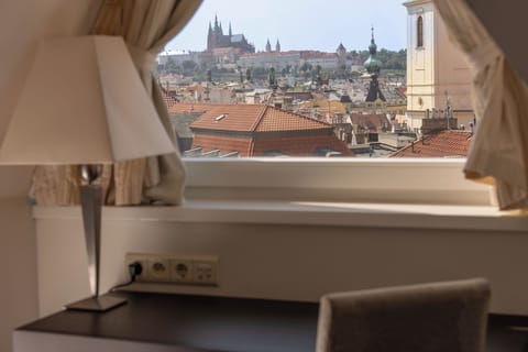 Suite Steiner | In-room safe, desk, blackout drapes, free WiFi