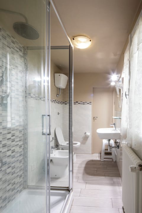 Standard Triple Room, Ensuite | Bathroom | Shower, rainfall showerhead, free toiletries, hair dryer