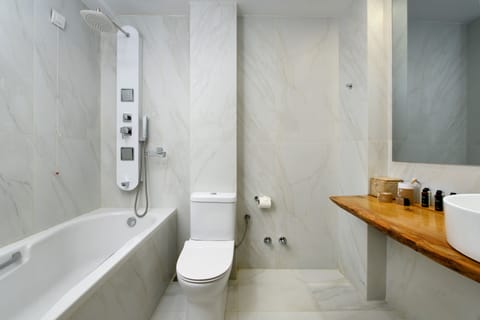 Suite, Sea View (Prestige) | Bathroom | Shower, hair dryer, bathrobes, slippers