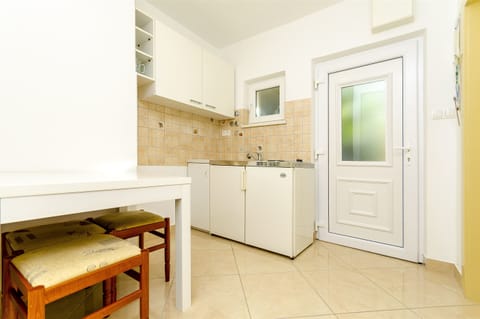 Apartment (A2) | Private kitchen | Fridge, stovetop, cookware/dishes/utensils