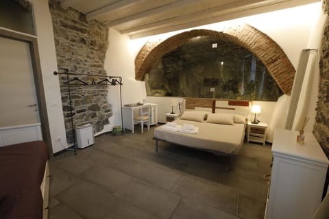 Quadruple Room (Cave) | In-room safe, desk, free WiFi, bed sheets