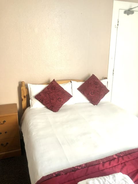 Double Room, Shared Bathroom | Individually decorated, individually furnished