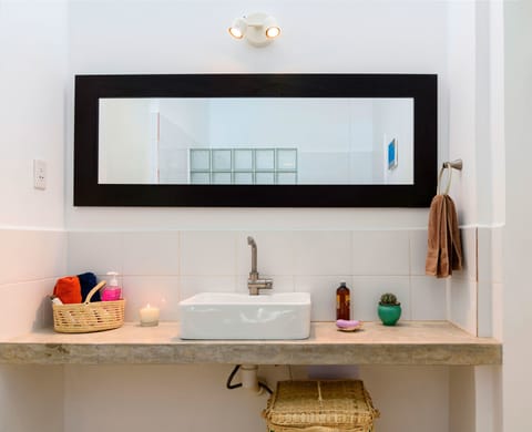 Classic Apartment | Bathroom | Shower, free toiletries, hair dryer, towels