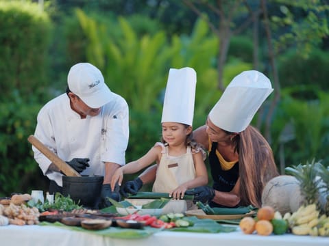 Breakfast and lunch served, garden views 