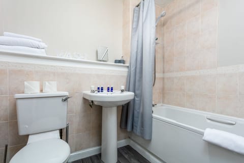 Classic Apartment, 2 Bedrooms, Non Smoking | Bathroom | Combined shower/tub, free toiletries, hair dryer, towels