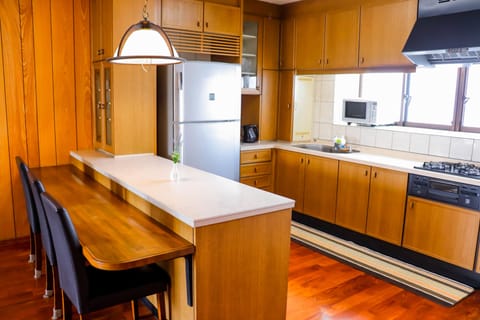 Deluxe Apartment | Private kitchen | Full-size fridge, microwave, stovetop, coffee/tea maker