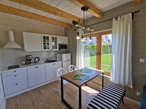 Deluxe Cabin (Egzotyczna Przygoda) | Private kitchen | Full-size fridge, microwave, stovetop, dishwasher