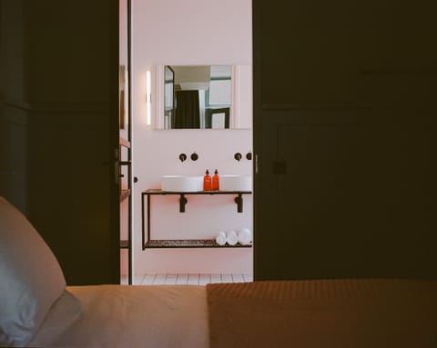 Superior Double Room | Bathroom | Shower, free toiletries, hair dryer, towels