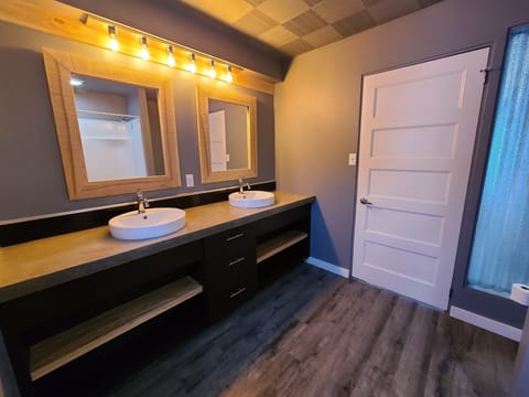 Superior Apartment | Bathroom | Towels, toilet paper
