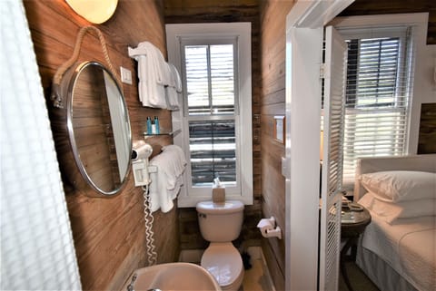 King Room B | Bathroom | Free toiletries, hair dryer, towels