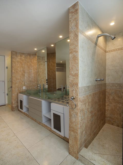 Creatividad | Bathroom | Shower, free toiletries, hair dryer, towels