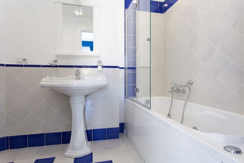 Superior Room | Bathroom | Jetted tub, free toiletries, hair dryer, slippers