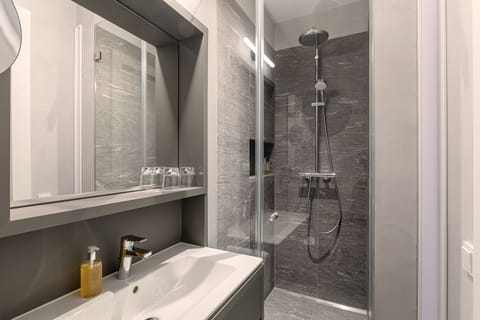 Superior Double Room, 1 King Bed, Balcony, Mountain View | Bathroom | Shower, rainfall showerhead, hair dryer, towels