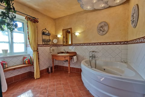 Executive Suite, Hot Tub | Bathroom | Shower, hair dryer, towels, soap