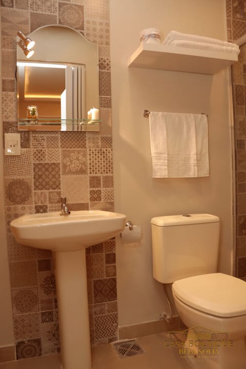 Standard Double Room | Bathroom | Shower, free toiletries, hair dryer, towels