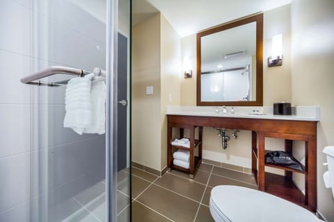 Standard Room, 1 King Bed, Non Smoking | Bathroom | Combined shower/tub, hair dryer, towels