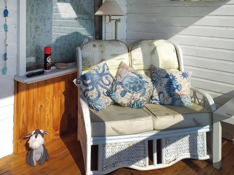 Relaxing sun room | Honeysuckle Cottage, Dreghorn, near Irvine