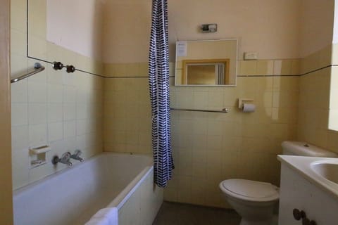 Budget Twin | Bathroom | Combined shower/tub, free toiletries, towels