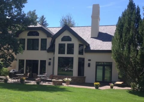 5 Bedroom, 4.5 Ba. Single-family home w/mountain views on 18-hole putting green.