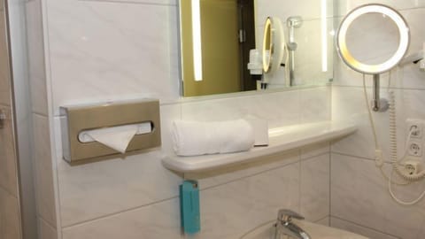 Combined shower/tub, hair dryer, towels, soap