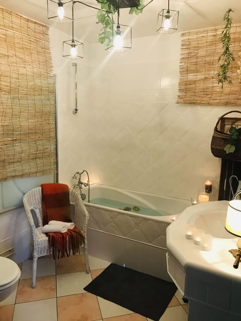 Standard Room | Bathroom | Free toiletries, hair dryer, towels