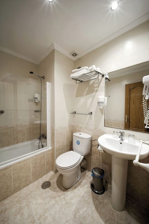 Double Room Single Use, Private Bathroom | Bathroom | Hair dryer, towels