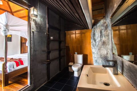 Deluxe romantic sea view bungalow S9 | Bathroom | Shower, free toiletries, hair dryer, towels