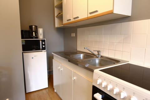 Comfort Apartment (F2 rdc) | Private kitchen | Fridge, microwave, oven, stovetop