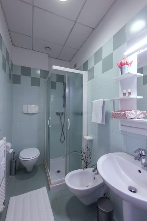 Double or Twin Room | Bathroom | Shower, hair dryer, bidet, towels