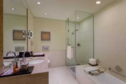 Deluxe Suite/Tower Suite | Bathroom | Free toiletries, hair dryer, bathrobes, slippers