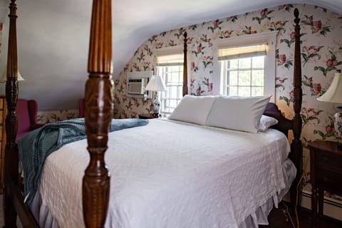 Traditional Room, 1 Queen Bed, Fireplace, Garden View | Individually decorated, individually furnished, free WiFi, bed sheets